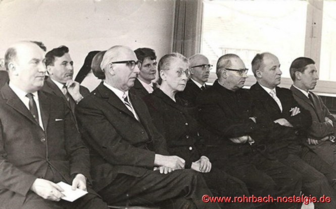1965 - Verabschiedung von Oberlehrerin Katharina Gehring. Unsere Aufnahme zeigt in der ersten Reihe von links: Bürgermeister Walter Bettinger, Schulrat Lorscheider, Katharina Gehring, Pfarrer Leo Köller, Rektor Egon Fisch, Beigeordneter Gemeinde Rohrbach Julius Pfeifer. Hintere Reihe von links: Alfred Weber, Trudel Thiel und Otto Wannemacher