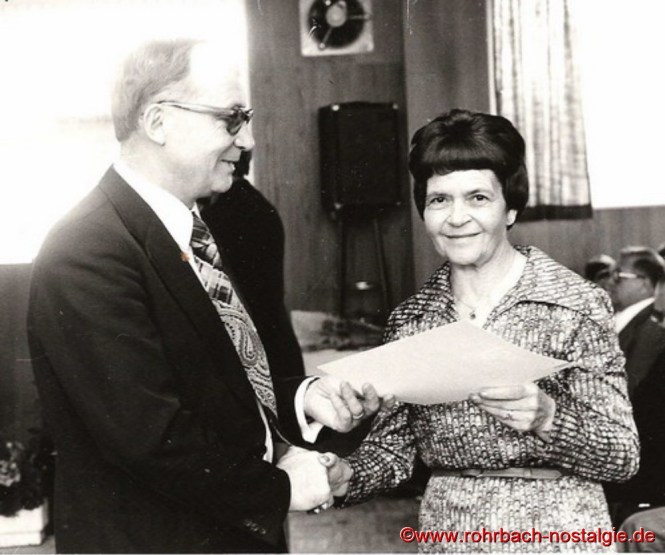 1968 - Schulrat Egon Fisch gratuliert der Konrektorin Else Jakob zum 25- jährigen Dienstjubiläum