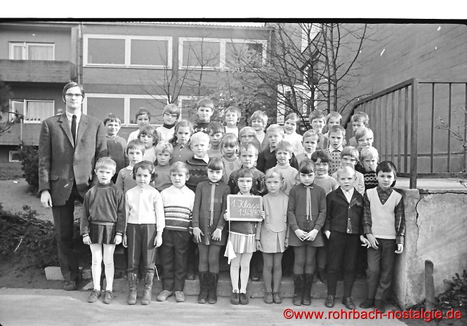 1969 Lehrer Norbert Feibel mit der 1. Klasse