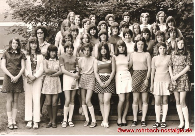 1971 - Die Mädchen des Geburtsjahrganges 1956-57 in der 9. Klasse mit Klassenlehrerin Christel Ries