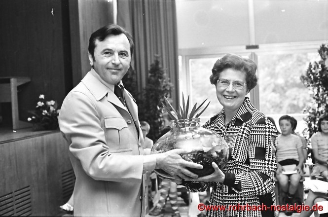 1975 Verabschiedung von Frau Elly Weirich durch Alfred Weber