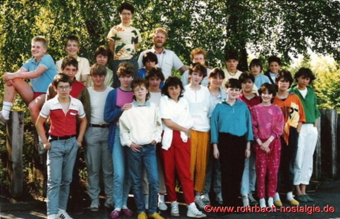 1988 Die Abschlussklasse der Hauptschule mit Lehrer Hans-Peter Schmitt (Weißer Riese)