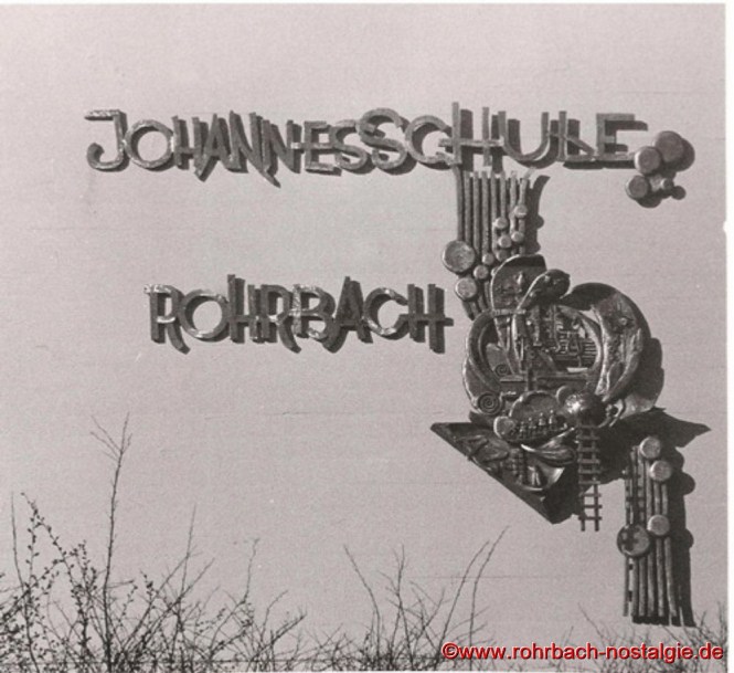 1989 - Ein vom Rohrbacher Künstler Robert Berrang (auch Lehrer an der Johannesschule) geschaffenes Relief wird an der Außenfassade der Johannesschule angebracht