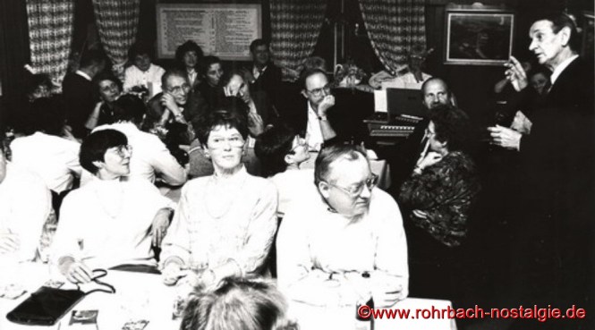 1991 - Gut besucht ist immer die Heimatstube auf dem Geistkircherhof, wenn wie hier im Bild Lothar Gehring, Geschichten aus seiner Kinder- und Jugendzeit in Rohrbach erzählt