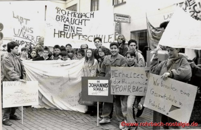 1992 - Schüler und Schülerinnen der Johannesschule demonstrieren für den Erhalt der Hauptschule in Rohrbach