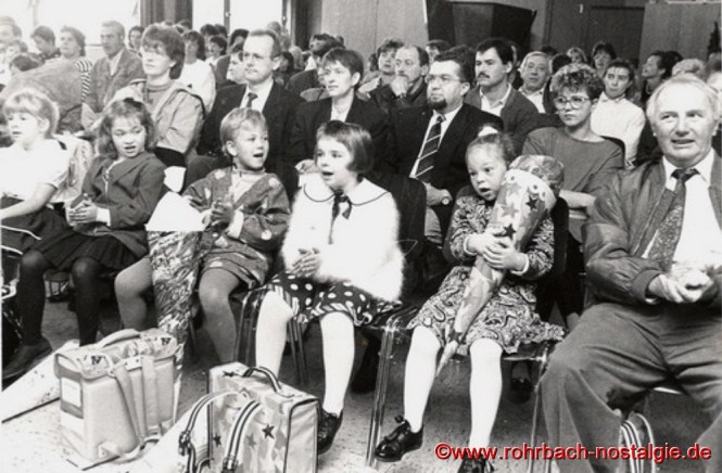 1992 - Aufnahme der ABC-Schützen in der Johannesschule. Rechts im Bild Schulleiter Kurt Wachall