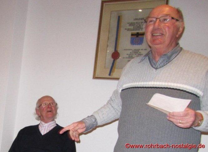 Der Vorsitzende der Heimatfreunde Kurt Wachall (rechts im Bild) mit Anton (Ton) Marquitz dem Autoren des Buches "Rohrbacher Bürger und deren Ahnen"