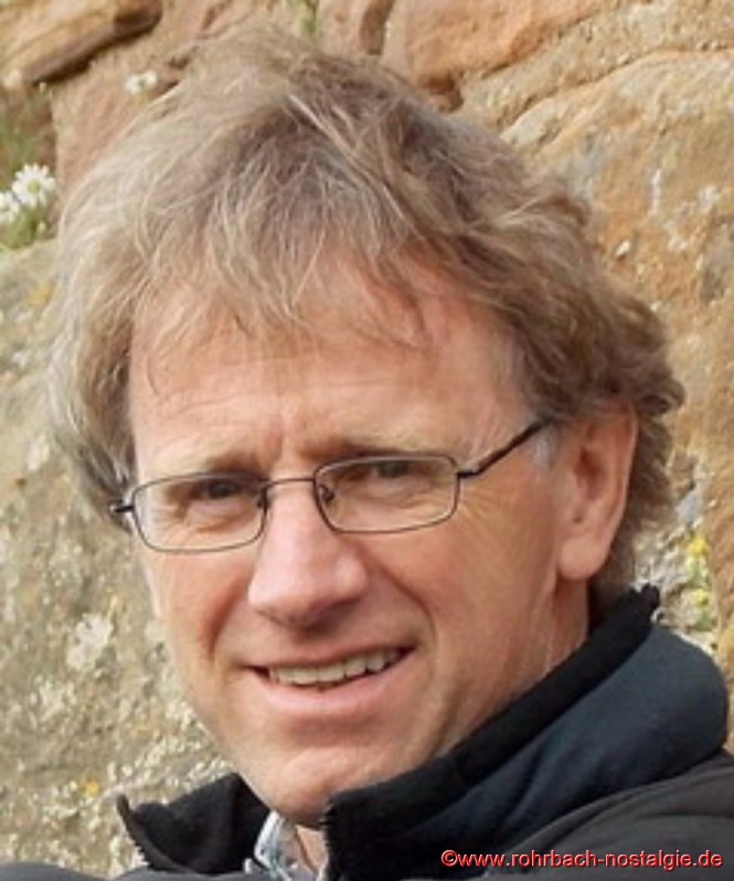 Der bekannte Rohrbacher Schriftsteller Martin Bettinger stellte in der Heimatstube seine Romane : "Der Himmel ist einssiebzig groß" , "Der Panflötenmann" und "Der Liebhaber meiner Frau" und "Einen Galgen für meinen Vater"