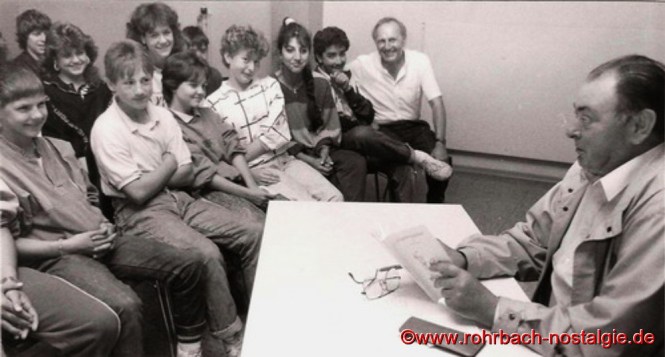 Der Rohrbacher Mundartdichter Eugen Motsch trägt sein Gedichtband "Engebroggeldes" vor begeisterten Schülern der Johannesschule und Ihrem Rektor und heutigen Vorsitzenden der Heimatfreunde Kurt Wachall vor