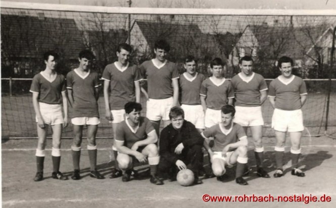 1. Mai 1967 - Die Junggesellenmannschaft der Siedlergemeinschaft. Unsere Aufnahme zeigt stehend von links: Alexander Schweitzer, Hans-Werner Schweitzer, Manfred Dillbaum, Peter Hollinger, Manfred Lindemann, Luitpold Jung, Dieter Schweitzer, Helmut Huy. Kniend von links: Alfred Schweitzer, Josef Weber und Alois Lesch