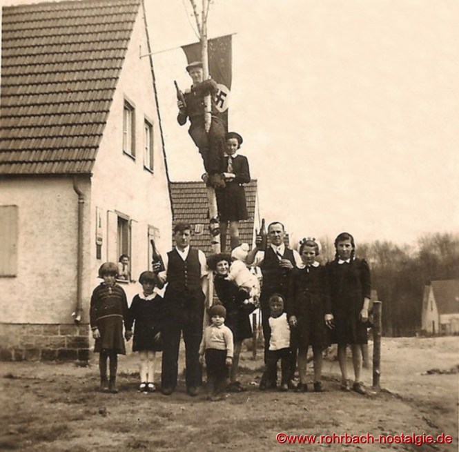 1. Mai 1938 - Errichtung eines Maibaumes auf der Siedlung. Auf dem Baum Jakob Barth und seine Tochter Erna