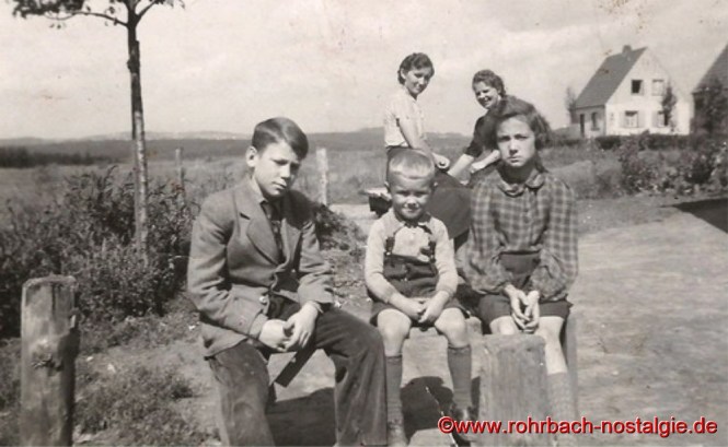1941 - Auf dem Foto vorne von links: Josef, Gerhard und Emma Hegi. Hinten links Mutter Bertha Hegi und eine Frau aus Berlin, die auf Besuch ist