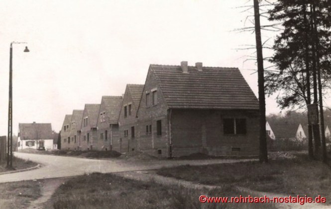 1953 - Der 1. Bauabschnitt nach dem Krieg. Die Häuser in der Sportplatzstraße vor der TG Turnhalle werden gebaut