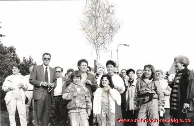 1. Mai 1992 - Aufstellen des Maibaums auf der Siedlung