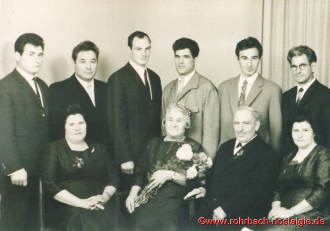 Die Familie Max Wolf sind die ersten Bewohner der Siedlung. Unsere Aufnahme aus dem Jahre 1967, anlässlich der Goldenen Hochzeit des Ehepaares, zeigt stehend von links die Söhne Adolf (1. Erdenbürger der Siedlung), Otto, Heinrich, Josef, Valentin und Richard. Sitzend von links: Tochter Klara, Maria, Max und Tochter Henriette Wolf. Auf dem Foto fehlt Sohn Hans, der 1959 nach Australien auswandert