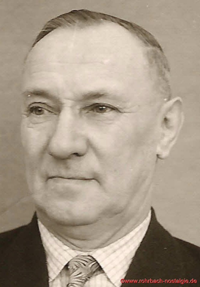 Josef Pfeifer (Vater von Julius und Guido Pfeifer) ist der 1. Obmann der Siedler. Er ist für den Bauabschnitt verantwortlich