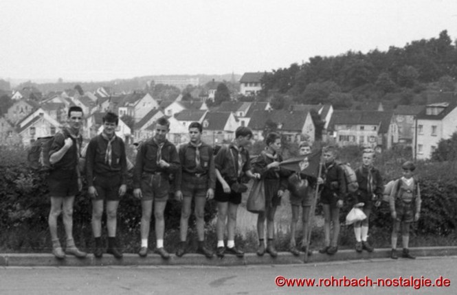 1961 - Rohrbacher Pfadfinder vom Stamm Wikinger starten auf eine Fahrt ins Dahner Felsenland. Auf dem Foto von links: Lothar Gehring - Arnold Metzger - Jürgen Schreiber - Kurt Peter - Joachim Tinschert - Ludwig Kaub - Edmund Scheffler - Thomas Spies - Martin Spies