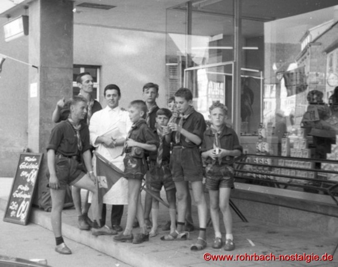 1961 - Rohrbacher Pfadfinder in Dahn. Auf dem Foto mit weißem Kittel Peter Jacob (Posthalter Peter), der in Dahn eine Lebensmittelfiliale leitet