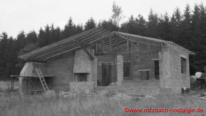 1961 - im Herbst ist der Rohbau fertig, ein kleines Richtfest wird gefeiert