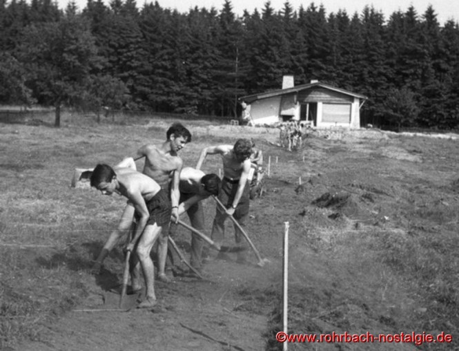 1963 - Der Graben für Licht und Wasser wird wieder aufgefüllt