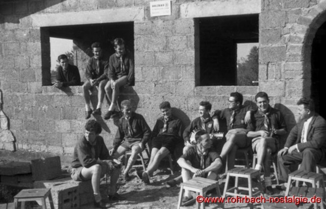 1963 - Rohrbacher und Blieskasteler Rover vor dem Rohbau. Auf dem Foto von rechts: Lothar Kaiser - Ingolf Hoffmann - Walter Höh - Walter Gehring ganz links am Fenster; vorne sitzend: Lothar Gehring