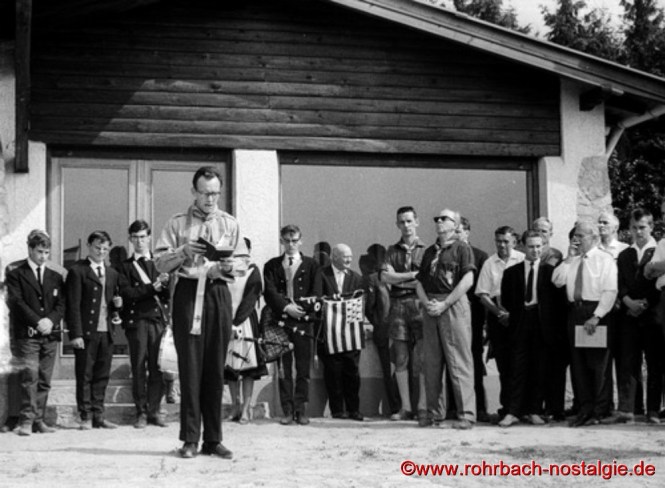 1964 - im Juli: Einweihung des Pfadfinderheims. Kaplan Ernst Roth begrüßt alle Teilnehmer und segnet das neue Haus