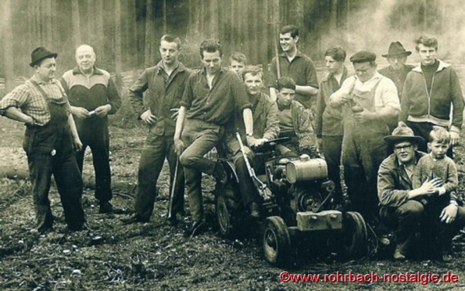 1966 - Arbeitseinsatz der Pfadfinder am Pfeifferwald. Auf dem Foto von links: Lothar Kaiser - Wilhelm Schreiber - Jürgen Schreiber - Karl Stastny - Wolfgang Buchheit - Joachim Tinschert - Walter Gehring - Herbert Schwarz - Josef Klam - Viktor Klam - Josef Wittmann - Rudi Klam
