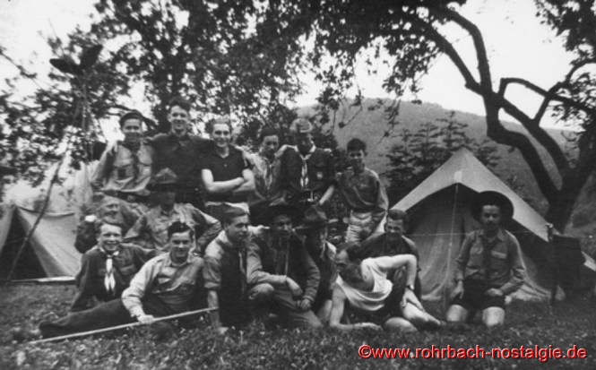 1951 - Internationales Pfadfindertreffen in Echternach (Luxemburg). Auf dem Foto stehend 2. von links Lothar Gehring und ganz rechts dessen Bruder Walter. In der vorderen Reihe 2. von links: Gerhard Grimm, PdS-Stamm "Ritter Heim" St.Ingbert