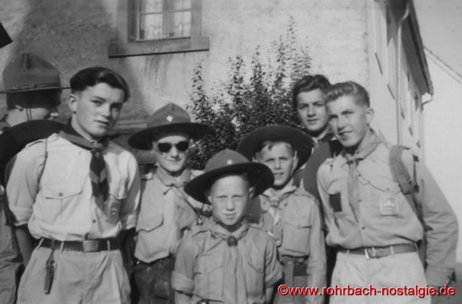 1952 – Rohrbacher Pfadfinder der „Sippe Panther“ und 3 Wölflinge starten zur Fahrt nach Bad Goisern in Östereich. Auf dem Foto von links : (Hinten) Hans Michael von Carlowitz - Adolf Zitt - Fritz Zimmermann - Rudi Tunnat - unbekannt - Horst Glutting - Hans Gessner