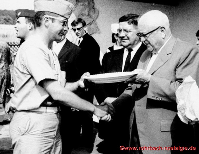 1964 - Bürgermeister Jakob Oberhauser überreicht Rohrbachteller an BoyScouts aus Metz. In der Mitte Gemeinderatsmitglied Anton Lauer