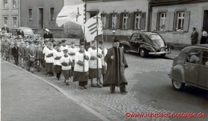 Hinter dem "Kirchenschweizer" Wendel die Messdiener Günter Rohe - Josef Wagner - Hans Hussong