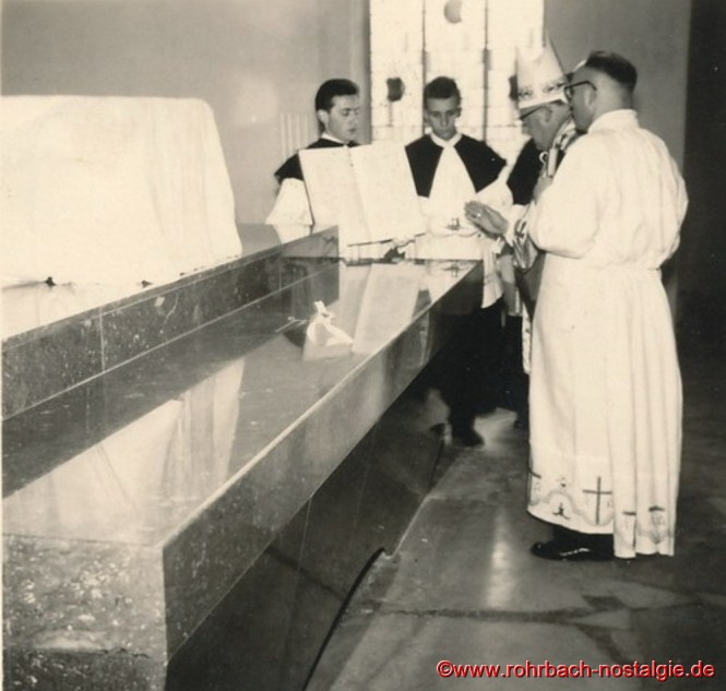 28. September 1958 - Einweihung durch den Bischof von Speyer, Dr. Isidor Markus Emanuel. Auf dem Foto von links die Messdiener Peter Jacob (Posthalter Peter) und Friedhelm Pfeifer.