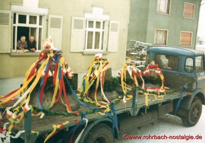 Im März 1963 - Die vier festlich geschmückten Glocken werden angeliefert