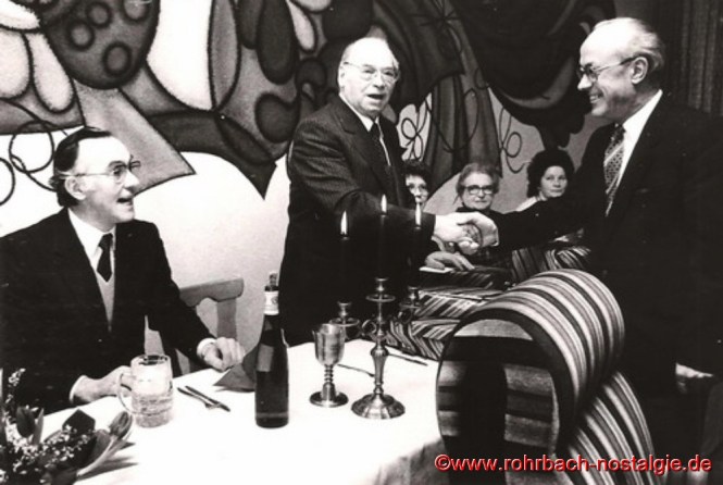 1984 – Pfarrer Leo Köller (Bildmitte) feiert seinen 70. Geburtstag. Zu den Gratulanten zählen sein Nachfolger Georg Dahl rechts und Ernst Roth links im Bild, der von 1963 bis 1967 als Kaplan in Rohrbach tätig ist
