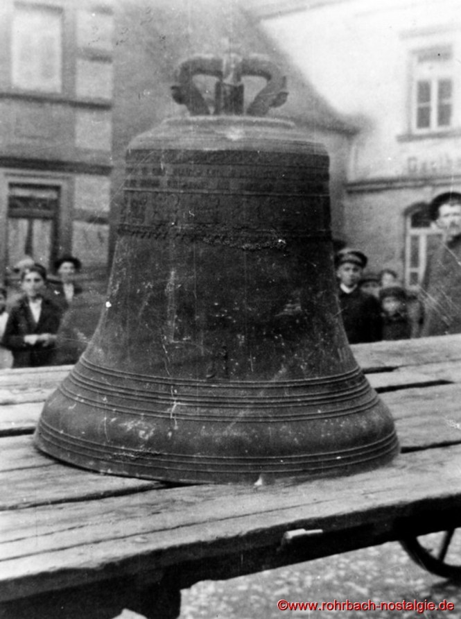 Am 1. August 1917 werden die Glocken abgehängt und eingeschmolzen