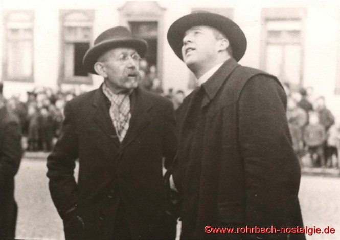 1942– Adam Vogelgesang und Pfarrer Karl Holz beobachten, wie die Glocken vom Glockenstuhl gehievt werden