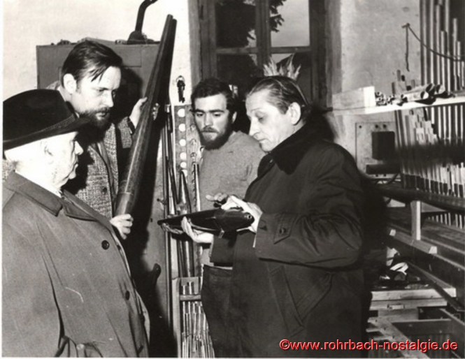 1975 - Die neue Orgel wird begutachtet. Von links: Johann Schmitt - Bernhard Günther - Orgelbauer - Jakob Huy