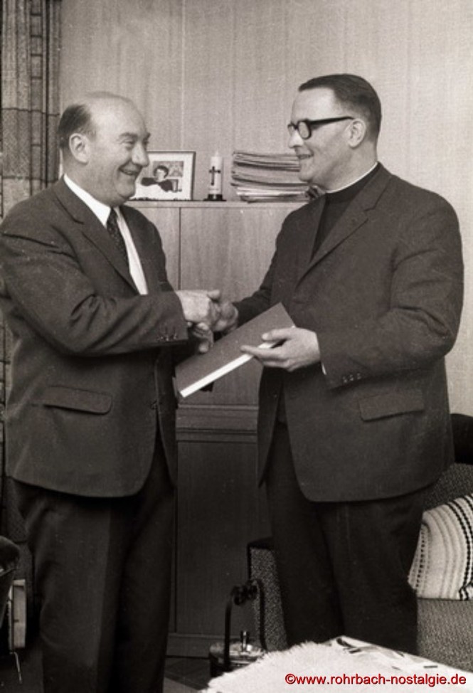 1973 - Bürgermeister Walter Bettinger verabschiedet den ersten Pfarrer von St. Konrad Michel Bodin
