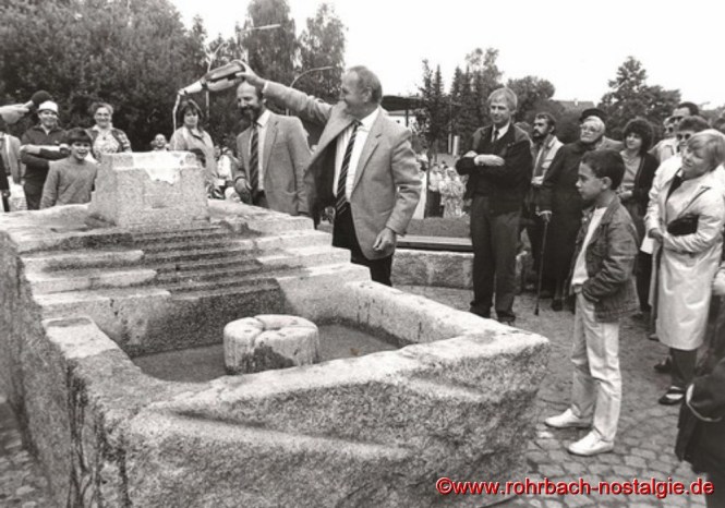 1986 - Einweihung des Brunnens auf dem Marktplatz durch Ortsvorsteher Kurt Wachall und Oberbürgermeister Dr. Winfried Brandenburg