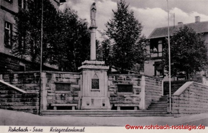 Das ehemalige Kriegerdenkmal am Denkmalschulhaus in der Bahnhofstraße um 1940