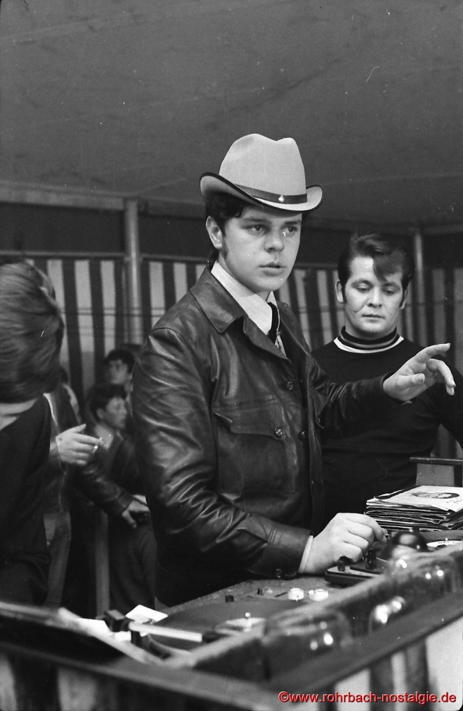 Egon Wittmer aus Rohrbach, Jahrgang 1948, legt bei den Beatfestivals von Frank Farian die schwarzen Scheiben auf.