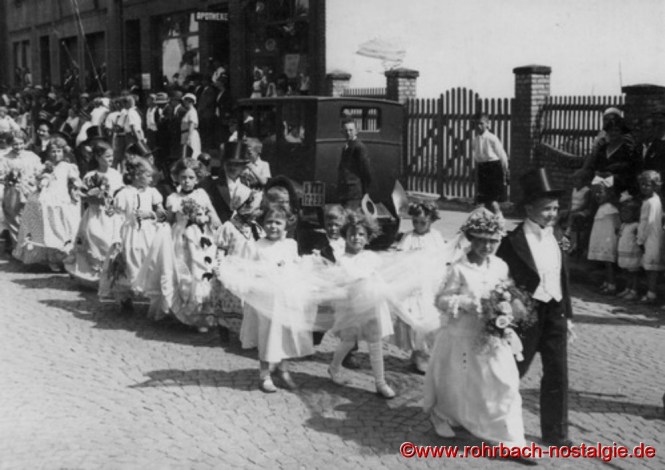 1934 – Das Brautpaar Klothilde Haselmaier und Heinz Müller (Bruder von Lehrerin Else Jacob). Dahinter Irmgard Schaar (Friseurgeschäft Schaar), Auguste und Gerhard Schaar (Friseurgeschäft Schaar), Hilde Bastian (Teufelchen), Mathilde Klam (Sekretärs) und Agnes Fickinger geb. Abel