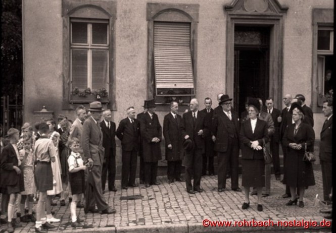 1948 – Ministerpräsident Johannes Hoffmann (JoHo) am Johannesfest vor dem Pfarrhaus