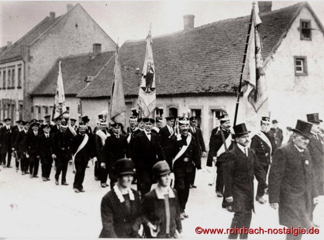 Die Knappen marschieren zum Gottesdienst am Johannesfest