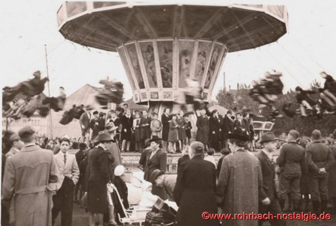 Um 1940 - Kettenkarussell am Johannesfest