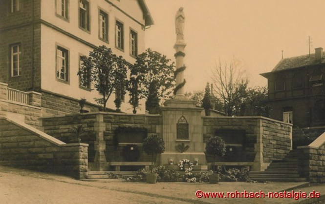 Das 1926 eingeweihte, ehemalige Kriegerdenkmal in der Bahnhofstraße (Hohl)