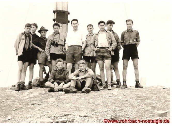  1954 - Im Stubaital auf der Serles. Auf dem Foto von links: Friedel Becker - Herbert Vogelgesang - Walter Best - Berthold Michaeli - Kaplan Norbert Lehmann - Toni Haselmaier - Werner Haselmaier - Harry Gilgen - Helmut Stoltz. Vorne sitzend Günter Weiland und Manfred Jung (Jumbo)