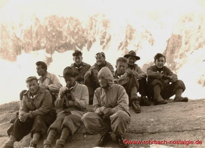 1956 Rast im Montblanc Gebiet. Vorne von links: Wolfgang Büch – Manfred Winter – Toni Haselmaier. Dahinter Berthold Michaeli – Horst Oberhauser – Manfred Fichter – Dieter Wolf – Manfred Lauer – Egbert Hussong