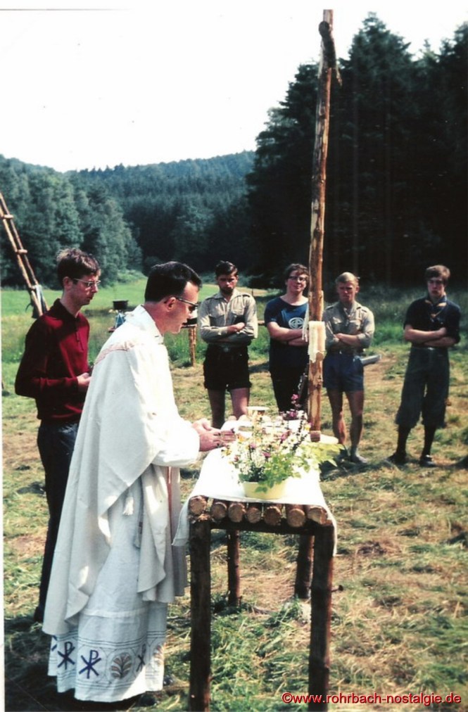 1968 Feldgottesdienst beim Sommerlager in Siedelsbrunn im Odenwald. Von links: Roland Schiel - Kaplan Ernst Roth - Michael Allmannsberger - Walter Ewerle - Helmut Wolf - Martin Spies