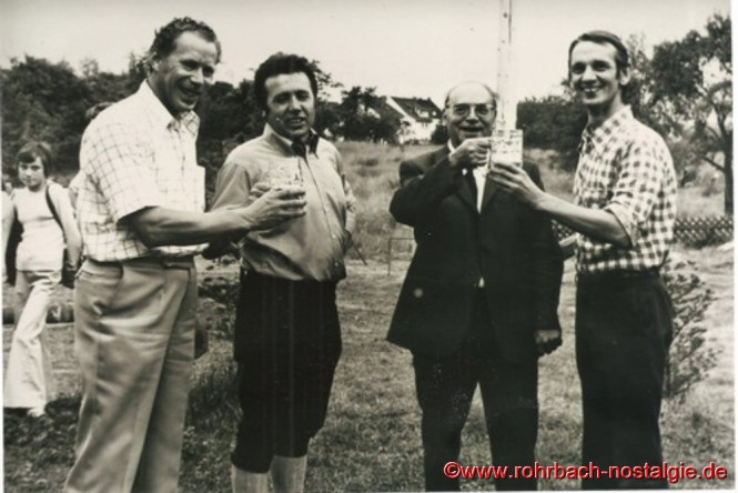 1973 feiern die St. Georgspfadfinder ihr 25-jähriges Jubiläum am Pfadfinderheim im Pfeifferwald. Auf dem Foto von links: Werner Michaeli – Peter Jacob – Pfarrer Leo Köller – Lothar Gehring